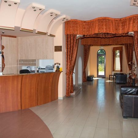 Hotel Fortuna Dávod Esterno foto