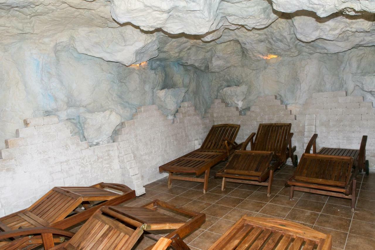 Hotel Fortuna Dávod Esterno foto