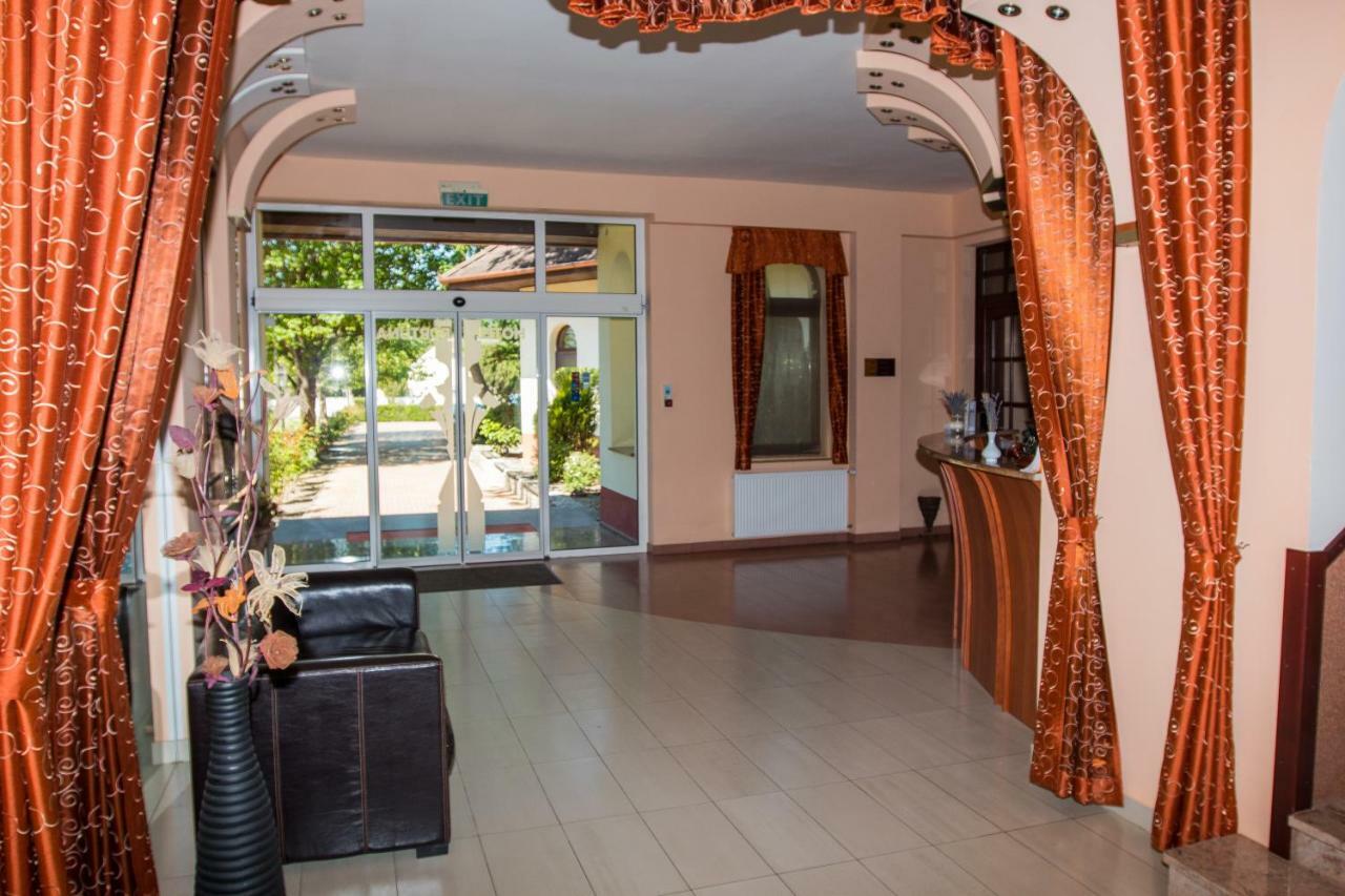 Hotel Fortuna Dávod Esterno foto