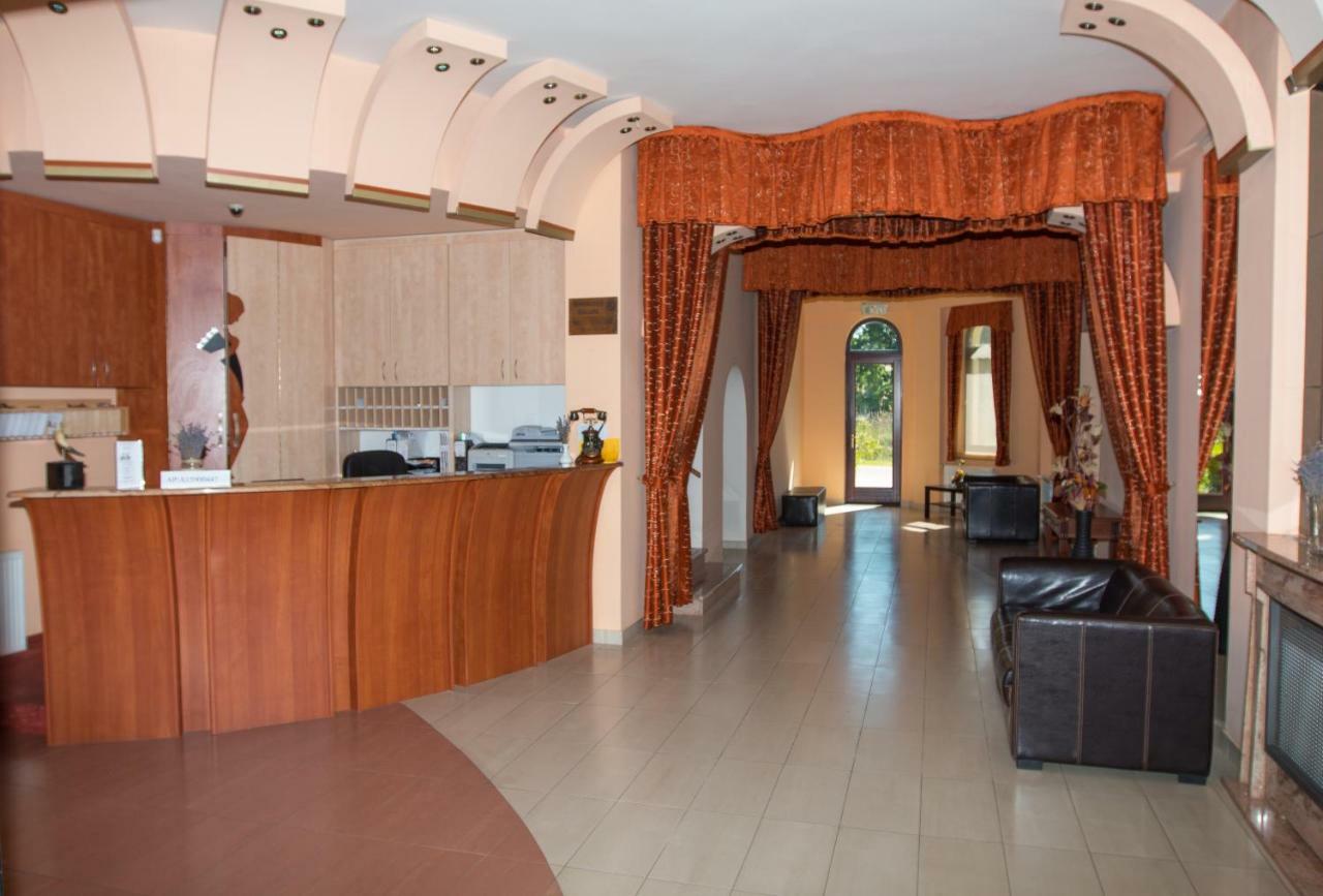 Hotel Fortuna Dávod Esterno foto